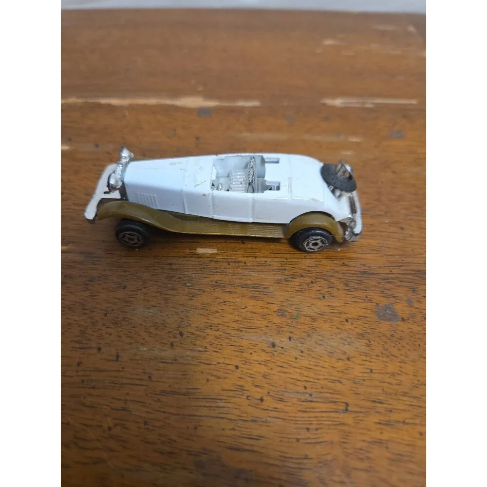 Vintage White Convertible Scale Model Toy 3.2 in Diecast/Plastic Car